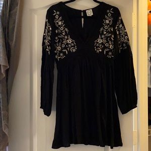 Black / white embroidered dress